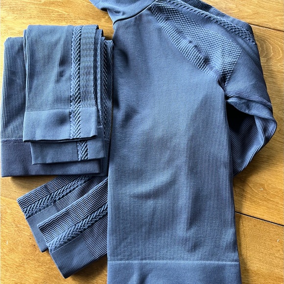 Like new MTA Sport women’s athletic apparel performance turtleneck & pant set - Picture 9 of 12